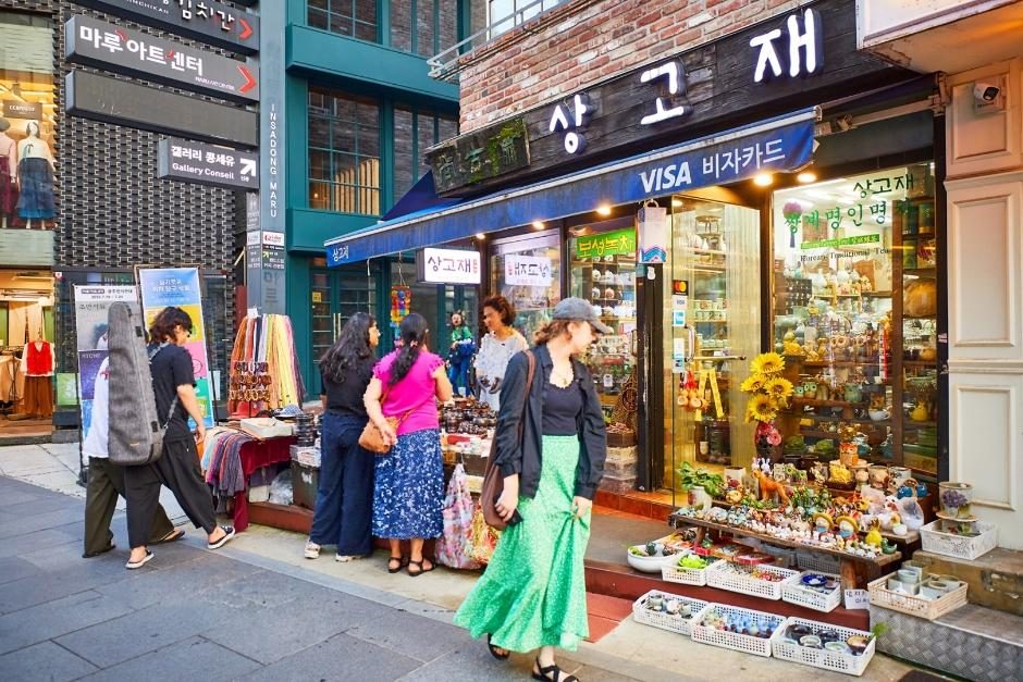 지역 상점가에서 손님을 맞이하는 소상공인 매장 거리